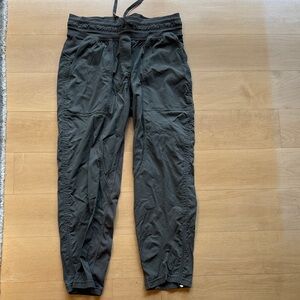 Lululemon cropped army green Jogger Pants - 6